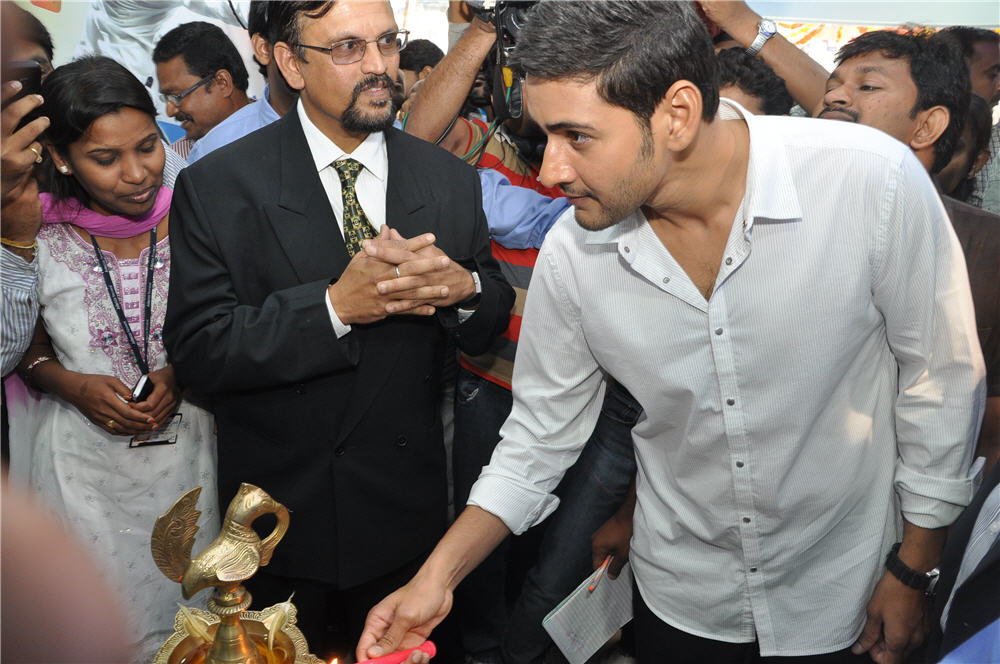 Mahesh Babu at Univercell Mobile Store Opening Stills | Picture 73006